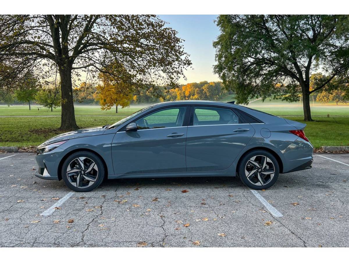 Hyundai Elantra  (AUTOMAT) 2023